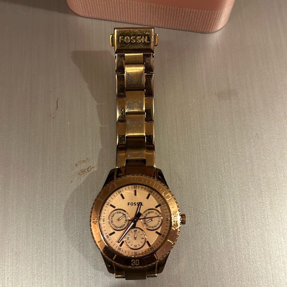 Ladies, gold home fossil watch. Has the original 10 and paperwork and sales tag.